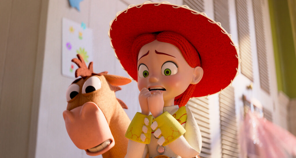 Un personnage animé aux cheveux et au chapeau rouges semble inquiet, se rongeant les ongles, tandis qu'un cheval de dessin animé se tient derrière elle à l'intérieur - rappelant une scène de bande-annonce de Pixar Toy Story 5.