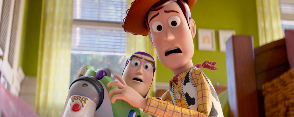 Woody et Buzz l'Éclair du film Toy Story de Pixar ont l'air surpris alors qu'ils se tiennent l'un près de l'autre dans une pièce très éclairée, ce qui laisse présager de nouvelles aventures dans Toy Story 5.