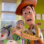 Woody et Buzz l'Éclair du film Toy Story de Pixar ont l'air surpris alors qu'ils se tiennent l'un près de l'autre dans une pièce très éclairée, ce qui laisse présager de nouvelles aventures dans Toy Story 5.