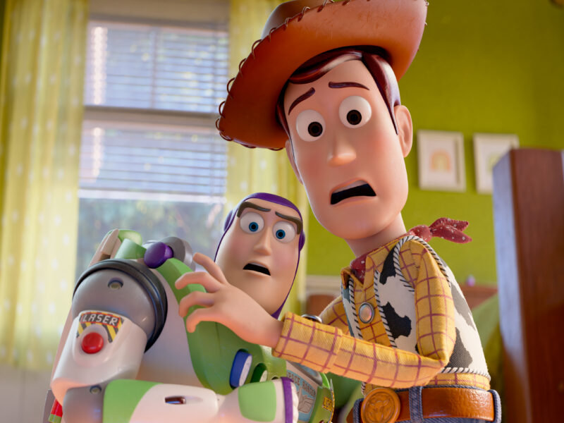 Woody et Buzz l'Éclair du film Toy Story de Pixar ont l'air surpris alors qu'ils se tiennent l'un près de l'autre dans une pièce très éclairée, ce qui laisse présager de nouvelles aventures dans Toy Story 5.