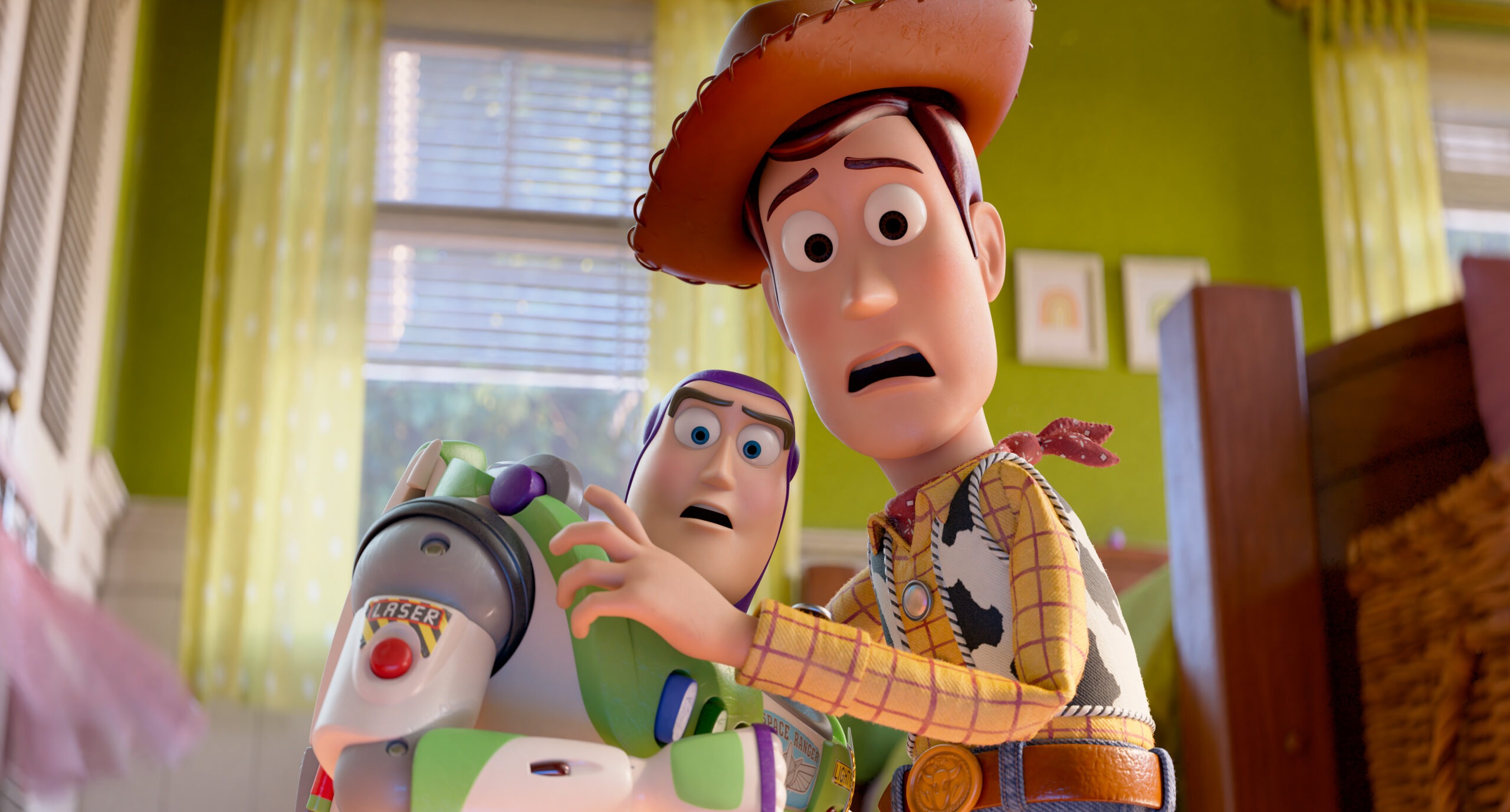 Woody et Buzz l'Éclair du film Toy Story de Pixar ont l'air surpris alors qu'ils se tiennent l'un près de l'autre dans une pièce très éclairée, ce qui laisse présager de nouvelles aventures dans Toy Story 5.