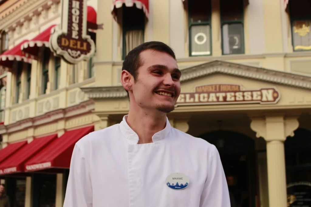 Maxime Venier : De Stagiaire Duoday À Employé De Restauration En Cdi À Disneyland Paris, Un Parcours Inspirant D’inclusion Et D’engagement