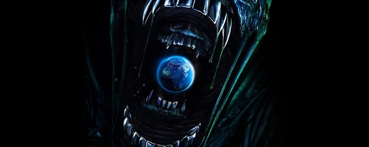 Une grande créature extraterrestre aux dents acérées et à la bouche ouverte est représentée avec la planète Terre à l'intérieur de ses mâchoires, laissant présager l'histoire captivante d'Alien Earth Saison 2 sur un fond sombre.