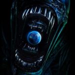 Une grande créature extraterrestre aux dents acérées et à la bouche ouverte est représentée avec la planète Terre à l'intérieur de ses mâchoires, laissant présager l'histoire captivante d'Alien Earth Saison 2 sur un fond sombre.
