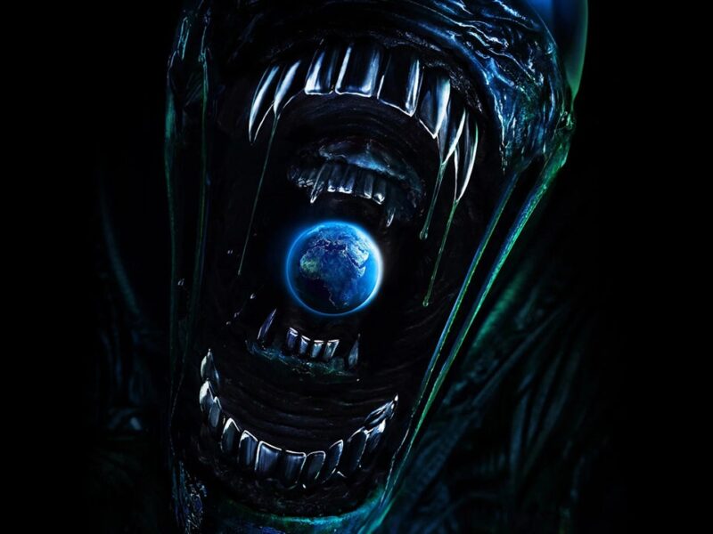 Une grande créature extraterrestre aux dents acérées et à la bouche ouverte est représentée avec la planète Terre à l'intérieur de ses mâchoires, laissant présager l'histoire captivante d'Alien Earth Saison 2 sur un fond sombre.