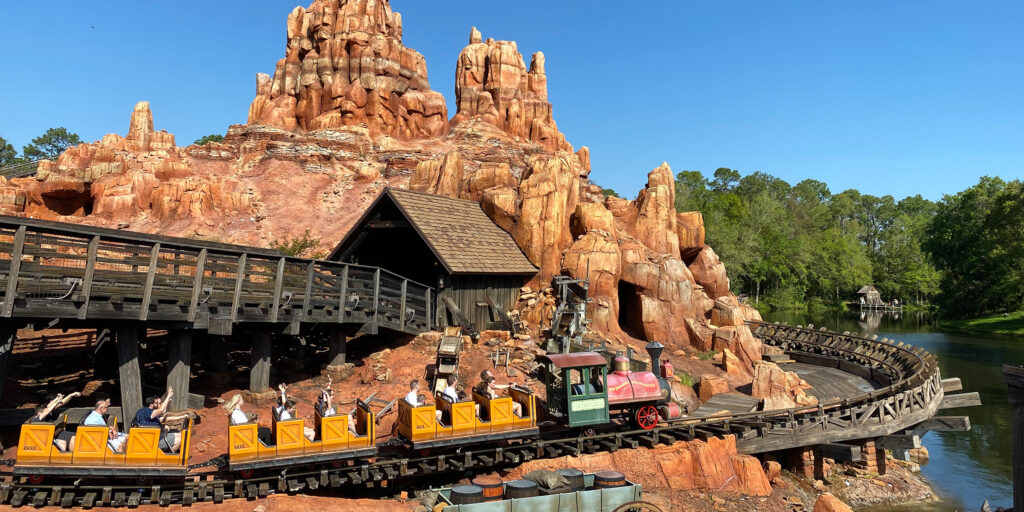 Big Thunder Mountain Railroad À Magic Kingdom Teste Ses Trains Rénovés Et Prépare Une Réouverture Immersive En 2026