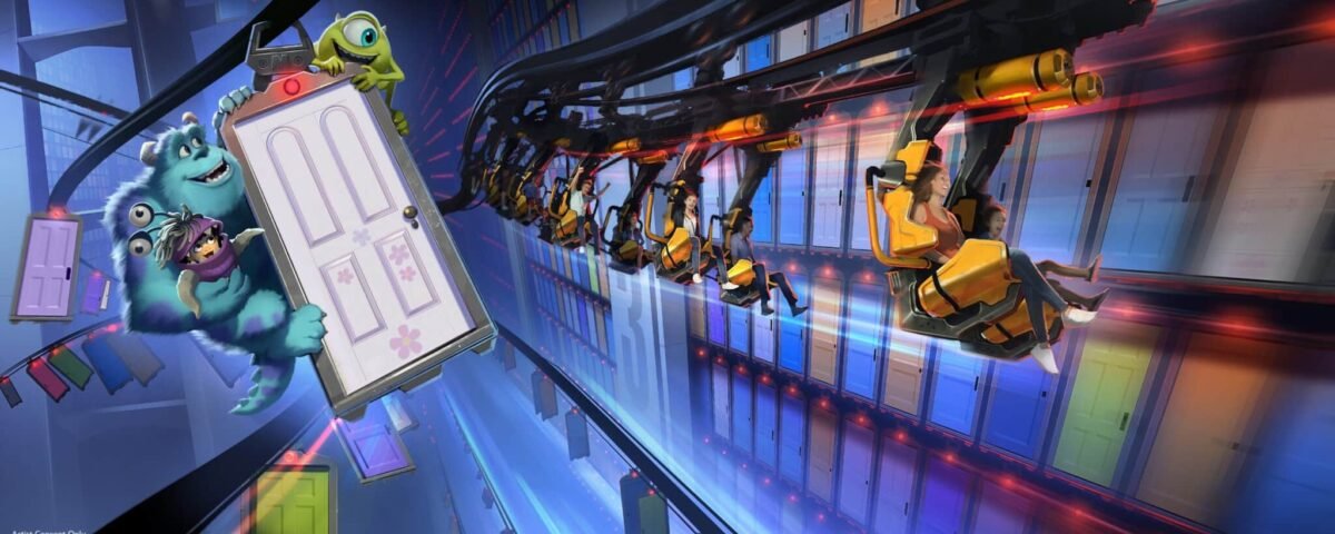 Une scène animée montre des personnes montant à bord du Monsters Inc Doors Coaster, une nouvelle montagne russe suspendue, passant devant les personnages et les portes du film à l'intérieur d'une installation futuriste et colorée.
