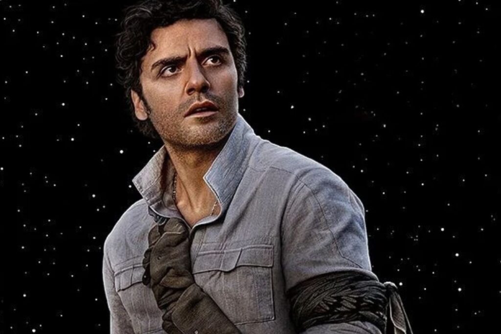 Un homme aux cheveux noirs bouclés - ressemblant à Oscar Isaac dans Star Wars - porte une chemise gris clair, debout dans un ciel nocturne étoilé. Il regarde légèrement sur le côté, l'air préoccupé, en tenant une sangle sur sa poitrine.