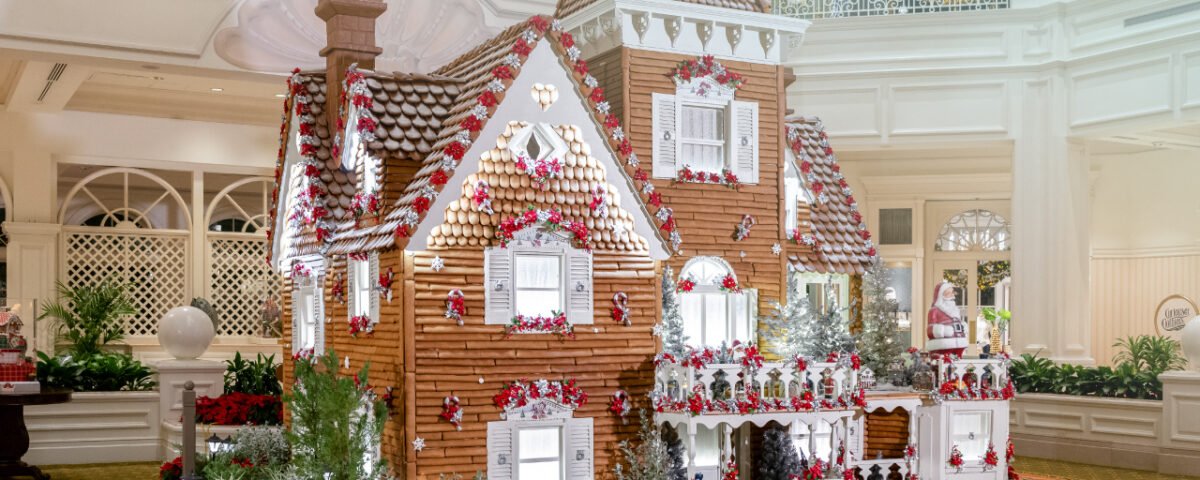 planDisney Holiday Fun at Disney Resort Hotels Blog Header