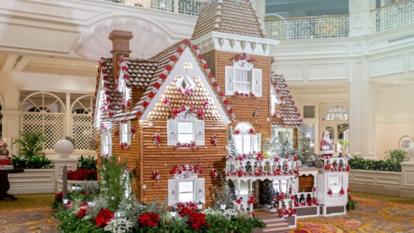 planDisney Holiday Fun at Disney Resort Hotels Blog Header