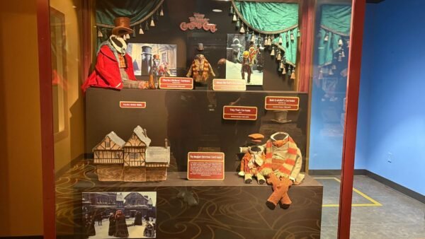wdw dhs walt disney presents holiday display 2025 8214