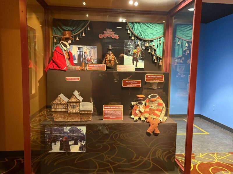 wdw dhs walt disney presents holiday display 2025 8214