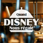 Fond de cuisine avec louches et ustensiles suspendus. Le texte français superposé se lit comme suit : "Quand Disney nous régale" : "Quand Disney nous régale", avec une icône de cloche au-dessus, évoquant la magie de Ratatouille.