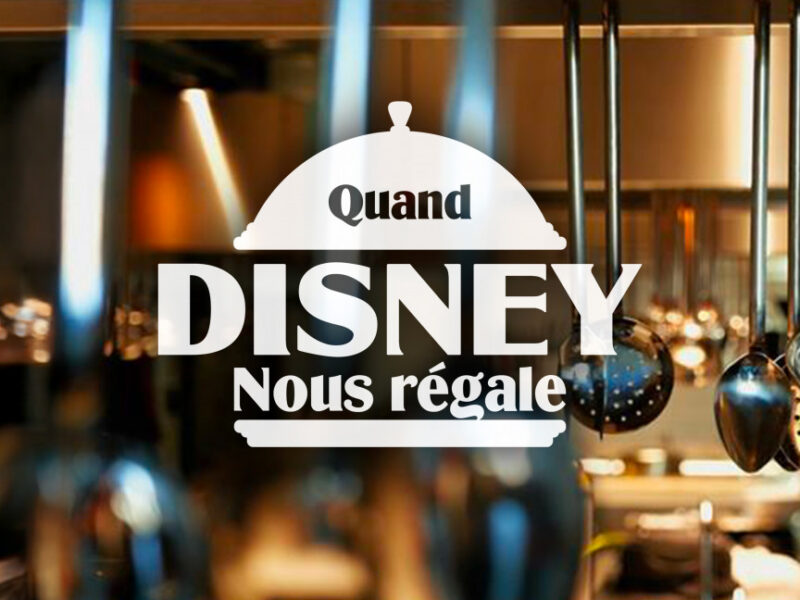 Fond de cuisine avec louches et ustensiles suspendus. Le texte français superposé se lit comme suit : "Quand Disney nous régale" : "Quand Disney nous régale", avec une icône de cloche au-dessus, évoquant la magie de Ratatouille.