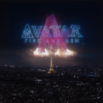 La Tour Eiffel de nuit sous un feu d'artifice et des drones Avatar forme le texte "AVATAR : THE LAST AIRBENDER" et une grande lettre "A" en lumières bleues et roses, évoquant la magie du Parc Walt Disney Studios.