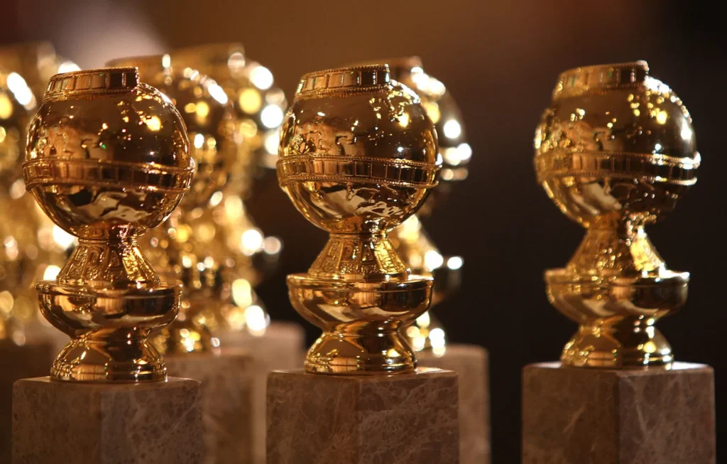 Gros plan sur plusieurs trophées des Golden Globes, des globes d'or montés sur des socles en marbre, disposés en rangées avant les Golden Globes 2026 avec les nominations de Disney pour Only Murders In The Building.