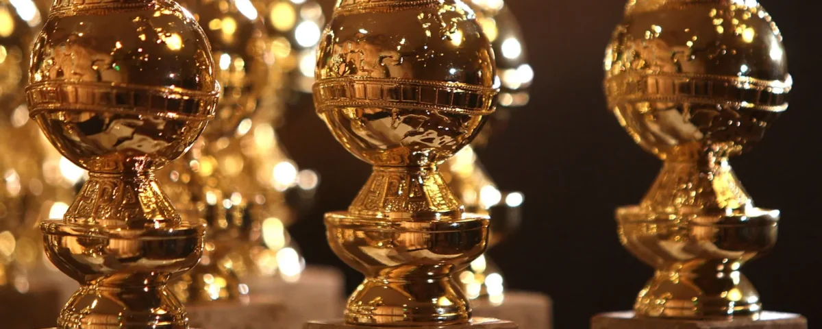 Gros plan sur plusieurs trophées des Golden Globes, des globes d'or montés sur des socles en marbre, disposés en rangées avant les Golden Globes 2026 avec les nominations de Disney pour Only Murders In The Building.