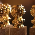 Gros plan sur plusieurs trophées des Golden Globes, des globes d'or montés sur des socles en marbre, disposés en rangées avant les Golden Globes 2026 avec les nominations de Disney pour Only Murders In The Building.