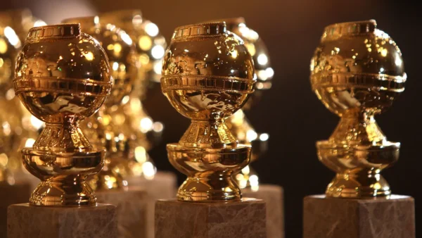 Gros plan sur plusieurs trophées des Golden Globes, des globes d'or montés sur des socles en marbre, disposés en rangées avant les Golden Globes 2026 avec les nominations de Disney pour Only Murders In The Building.