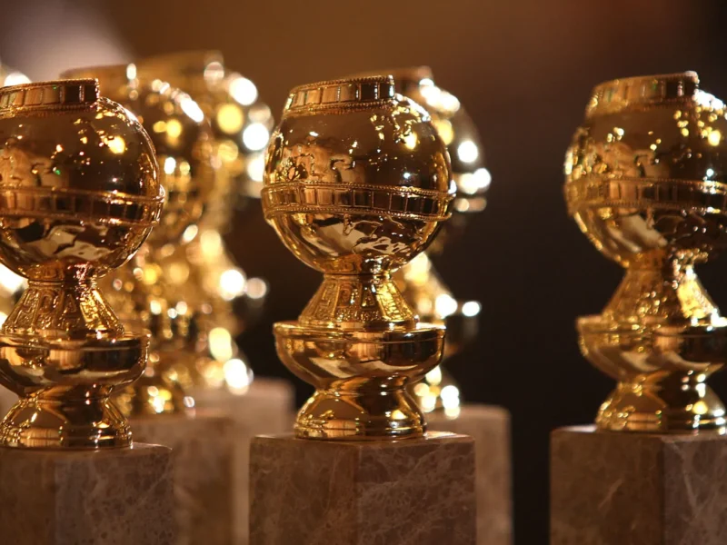 Gros plan sur plusieurs trophées des Golden Globes, des globes d'or montés sur des socles en marbre, disposés en rangées avant les Golden Globes 2026 avec les nominations de Disney pour Only Murders In The Building.