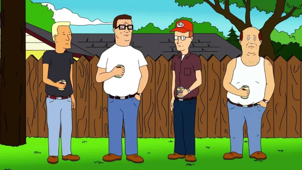Quatre hommes animés de King Of The Hill se tiennent à l'extérieur devant une clôture en bois, tenant des boissons et discutant sur une pelouse, avec des arbres et une maison à l'arrière-plan - une scène classique de la 20e série télévisée.