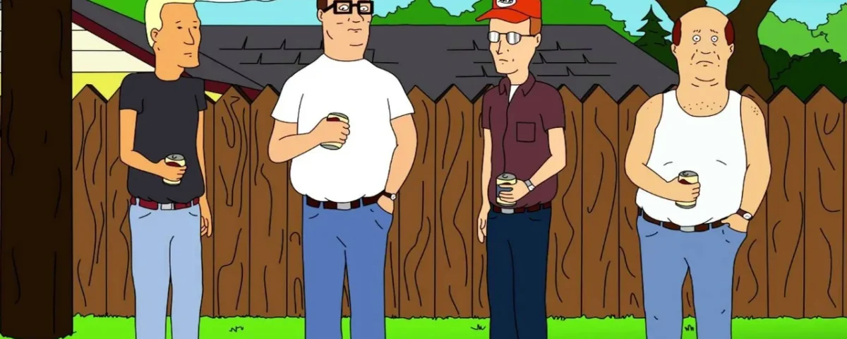 Quatre hommes animés de King Of The Hill se tiennent à l'extérieur devant une clôture en bois, tenant des boissons et discutant sur une pelouse, avec des arbres et une maison à l'arrière-plan - une scène classique de la 20e série télévisée.