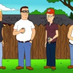 Quatre hommes animés de King Of The Hill se tiennent à l'extérieur devant une clôture en bois, tenant des boissons et discutant sur une pelouse, avec des arbres et une maison à l'arrière-plan - une scène classique de la 20e série télévisée.