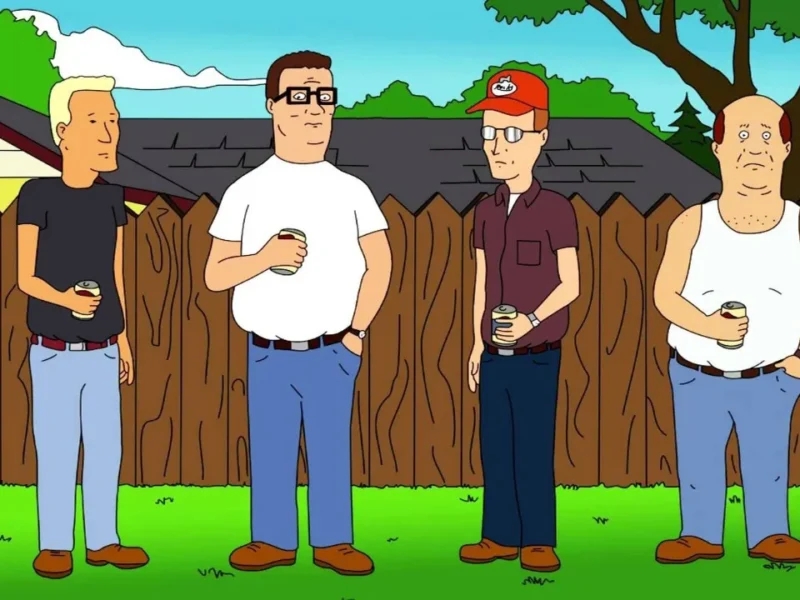 Quatre hommes animés de King Of The Hill se tiennent à l'extérieur devant une clôture en bois, tenant des boissons et discutant sur une pelouse, avec des arbres et une maison à l'arrière-plan - une scène classique de la 20e série télévisée.
