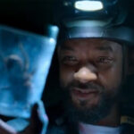 Une personne munie d'une lampe frontale brandit un récipient transparent contenant une grosse araignée, qu'elle examine de près dans un environnement sombre. Une aventure digne de Nat Geo, désormais diffusée en streaming sur Disney+.