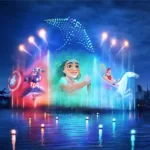 Le spectacle aquatique nocturne coloré, Disney Cascade Of Lights, présente des projections de Captain America, Moana et Hercules sur des écrans d'eau, avec des lumières coordonnées, des drones formant une étoile et des feux d'artifice au-dessus du lac à Disney Adventure World.