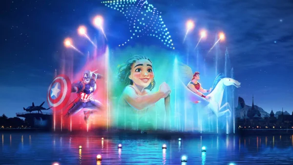 Le spectacle aquatique nocturne coloré, Disney Cascade Of Lights, présente des projections de Captain America, Moana et Hercules sur des écrans d'eau, avec des lumières coordonnées, des drones formant une étoile et des feux d'artifice au-dessus du lac à Disney Adventure World.