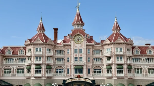 disneyland paris hotel front