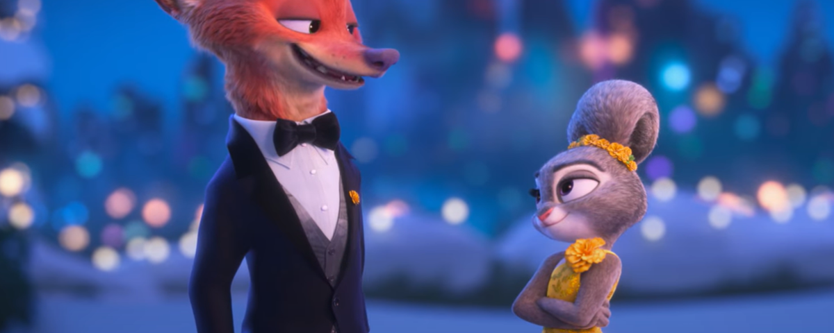 Un renard en smoking noir et un lapin en robe jaune se tiennent côte à côte, l'un face à l'autre, avec un paysage urbain flou en arrière-plan. Cette image illustre le charme de Zootopie 2 de Disney et l'engouement qu'il devrait susciter au box-office.