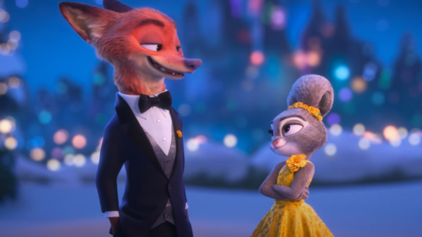 Un renard en smoking noir et un lapin en robe jaune se tiennent côte à côte, l'un face à l'autre, avec un paysage urbain flou en arrière-plan. Cette image illustre le charme de Zootopie 2 de Disney et l'engouement qu'il devrait susciter au box-office.