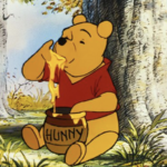 Winnie l'Ourson est assise sur l'herbe dans une forêt, plongeant sa patte dans un pot étiqueté "Hunny" et mangeant le miel, comme il l'a fait lors de sa première sortie le 4 février 1966.