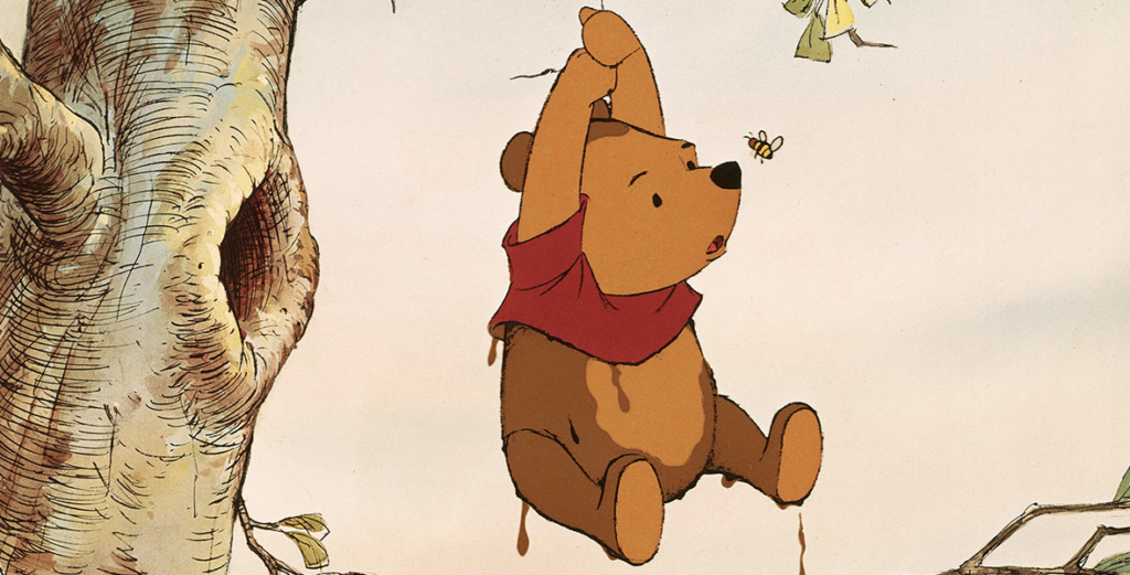Illustration de Winnie l'Ourson assis sur une branche d'arbre, tendant les bras vers le haut, du miel coulant de lui, tandis qu'il regarde une petite abeille volant à proximité - un charmant clin d'œil à l'ours bien-aimé depuis sa première apparition dans Winnie l'Ourson, le 4 février 1966.