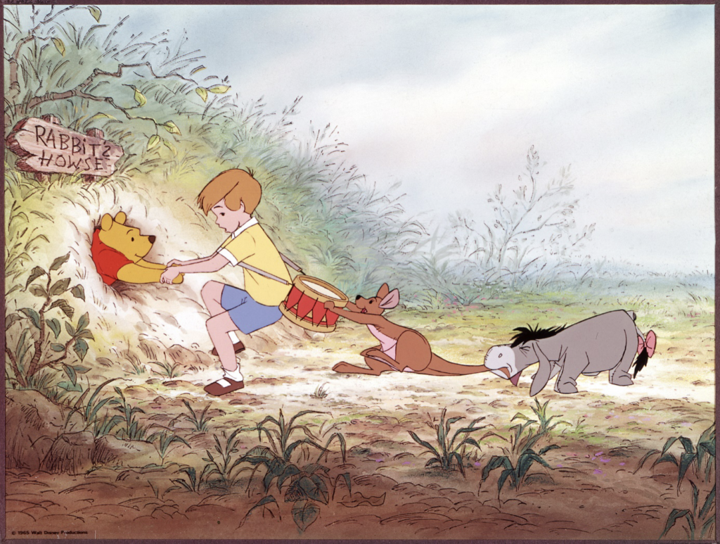 Winnie l'Ourson est coincé dans un trou appelé "La maison du lapin" et Christopher Robin, Kanga et Bourriquet tentent de l'en sortir dans un cadre herbeux en plein air, comme lors de sa première le 4 février 1966.