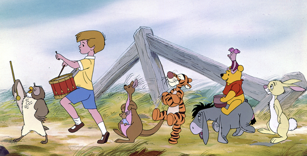 Un groupe de personnages animés, dont Winnie l'Ourson, marchent en ligne à l'extérieur tandis que le garçon mène avec un tambour ; cette scène capture le charme de leur aventure près de la sortie du 4 février 1966.