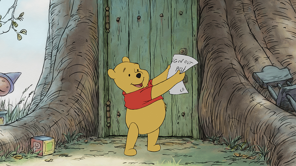 Winnie l'Ourson se tient devant une porte en bois dans un arbre, tenant des feuilles de papier avec des écritures, rappelant sa première sortie le 4 Février 1966.