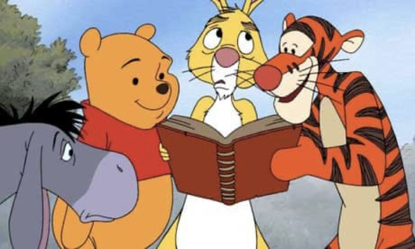 Bourriquet, Winnie l'Ourson, Lapin et Tigrou se tiennent ensemble tandis que Lapin tient un livre ouvert ; le groupe semble lire le livre ou en discuter, ce qui rappelle des scènes du premier Winnie l'Ourson sorti le 4 février 1966.