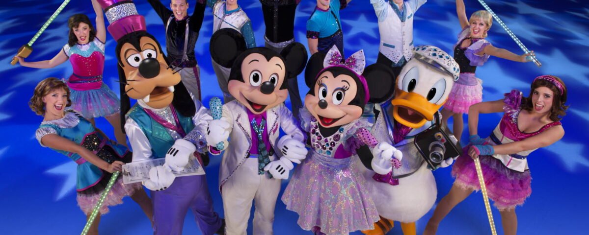 le show est presente par mickey minnie donald et dingo qui invitent sur scene les heroines et heros de cinq classiques de disney photo feld entertainment disney 1646296888
