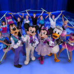 le show est presente par mickey minnie donald et dingo qui invitent sur scene les heroines et heros de cinq classiques de disney photo feld entertainment disney 1646296888