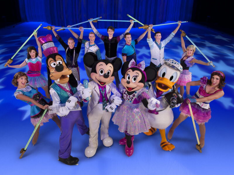 le show est presente par mickey minnie donald et dingo qui invitent sur scene les heroines et heros de cinq classiques de disney photo feld entertainment disney 1646296888