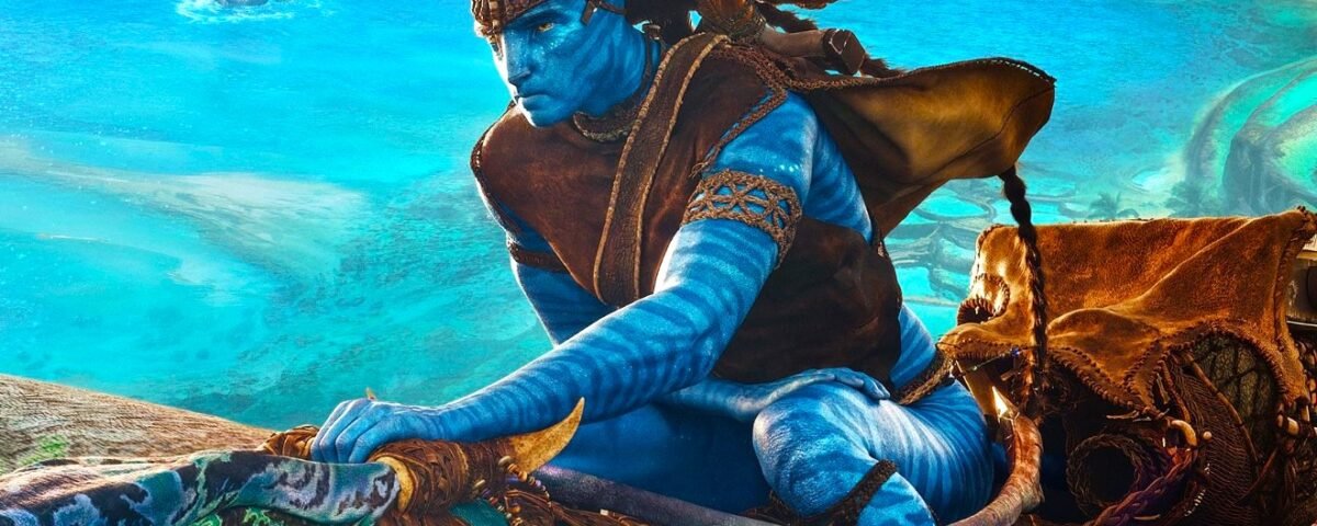 Un humanoïde à la peau bleue, vêtu d'une tenue tribale, chevauche une grande créature aquatique sur un océan d'un bleu éclatant, capturant ainsi l'essence aventureuse que les fans espèrent voir se concrétiser dans Avatar 3, malgré les attentes élevées du box-office et les critiques de la critique.