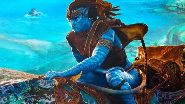 Un humanoïde à la peau bleue, vêtu d'une tenue tribale, chevauche une grande créature aquatique sur un océan d'un bleu éclatant, capturant ainsi l'essence aventureuse que les fans espèrent voir se concrétiser dans Avatar 3, malgré les attentes élevées du box-office et les critiques de la critique.