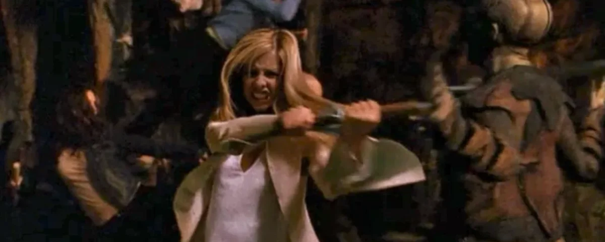 Une femme, qui rappelle Buffy, brandit un pieu en bois et combat des personnages monstrueux dans un environnement sombre et chaotique qui rappelle Sunnydale.