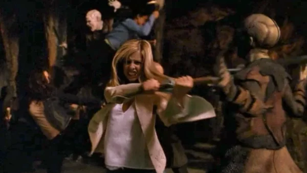 Une femme, qui rappelle Buffy, brandit un pieu en bois et combat des personnages monstrueux dans un environnement sombre et chaotique qui rappelle Sunnydale.
