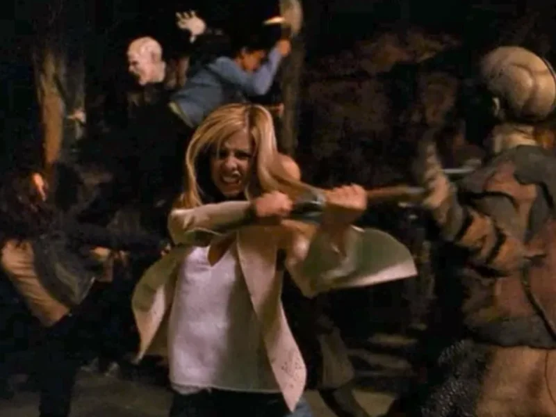 Une femme, qui rappelle Buffy, brandit un pieu en bois et combat des personnages monstrueux dans un environnement sombre et chaotique qui rappelle Sunnydale.