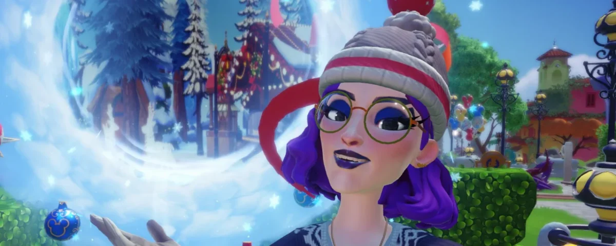 Un personnage de dessin animé aux cheveux violets, aux lunettes et aux vêtements d'hiver pose au milieu des décorations festives et des arbres enneigés de Disney Dreamlight Valley, dans un cadre extérieur coloré et vivant.
