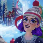 Un personnage de dessin animé aux cheveux violets, aux lunettes et aux vêtements d'hiver pose au milieu des décorations festives et des arbres enneigés de Disney Dreamlight Valley, dans un cadre extérieur coloré et vivant.